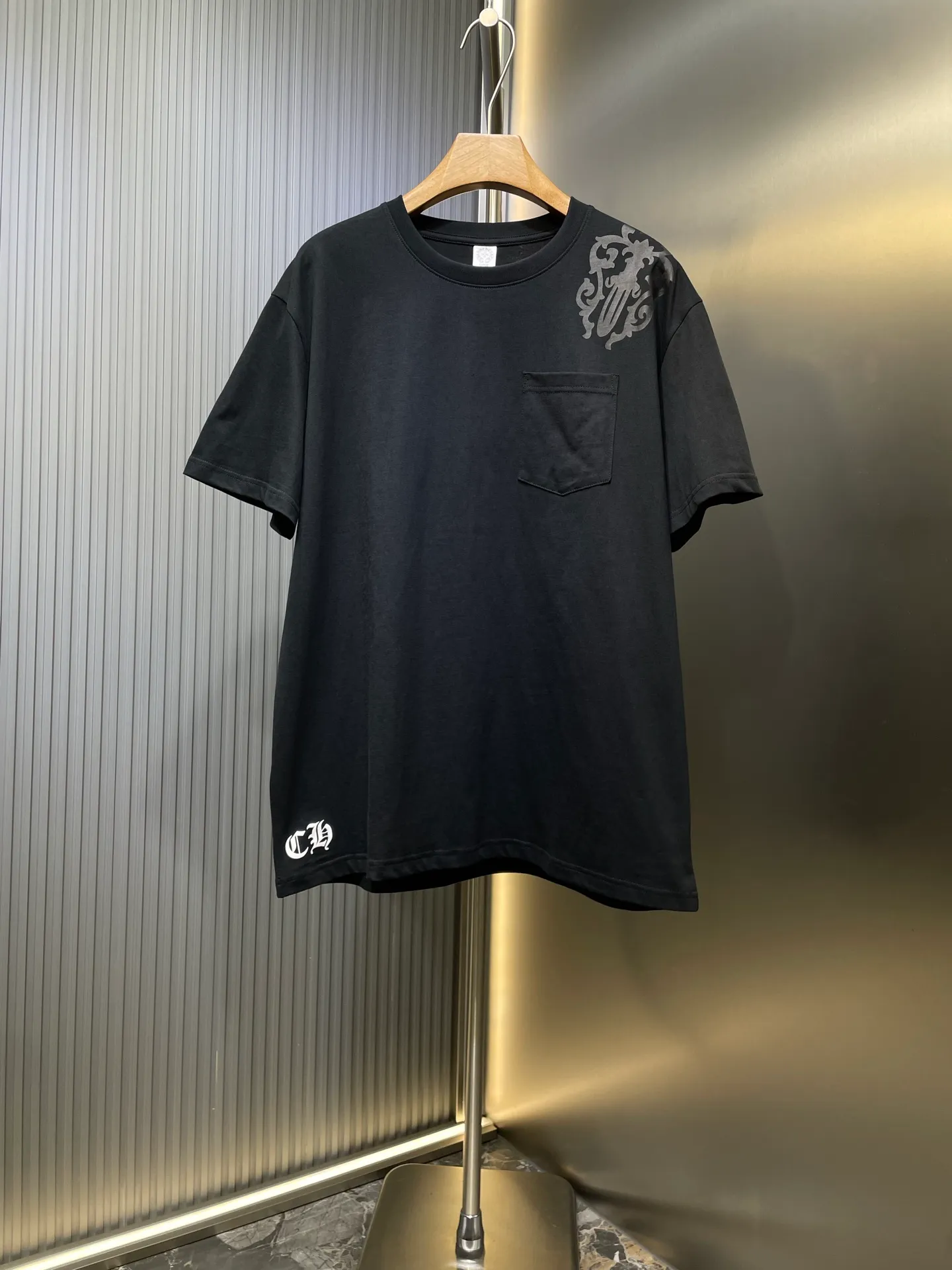 P250 Chrome Hearts 🌟[Top Original] Fabric: Cotton Material Description: The fabric is made of 26-woven 240-gram cotton material. Printing is very important. The ink used in the original version is beyond the standard printing. Generally, printing factories have no ability to restore it. After running to many factories, the final efforts paid off. The overall wiring is straight and delicate, the fabric is comfortable and soft, and the color is consistent without color difference. Can be matched with the same style to create a fashionable look, to suit various occasions, customized accessories, complete with three standards, same style for men and women size: s m l
